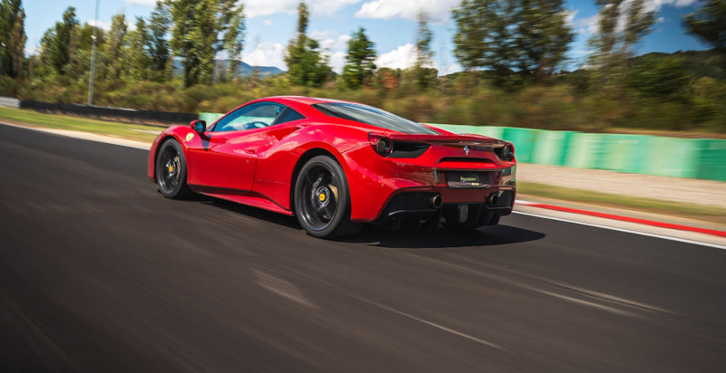 uono Regalo di regali24 per vivere un'esperienza di guida su una Ferrari 488 GTB al Circuito di Pomposa