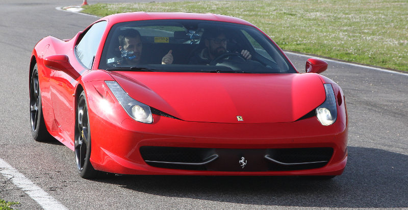 Regalo guidare Ferrari 458 sulla pista vicino a Roma