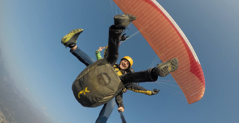 Idea regalo avventura: battesimo del volo in parapendio tandem sul Lago d'Iseo con pilota esperto