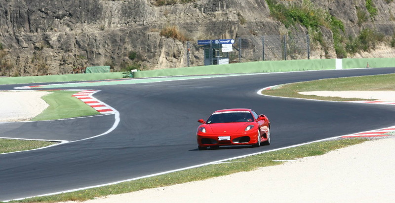 errari 458 Italia in azione sul circuito del Mugello per appassionati di motori