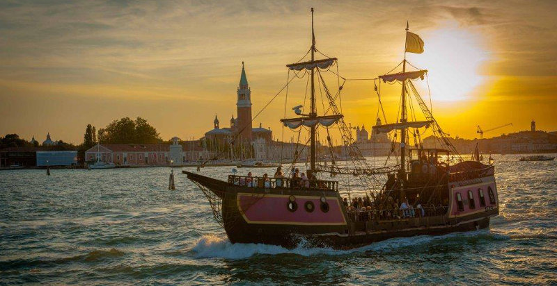 Galeone veneziano illuminato al tramonto nella laguna di Venezia