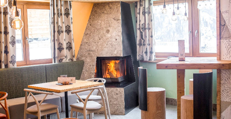 Ambienti con arredi in legno presso il Rifugio La Montanara di Molveno