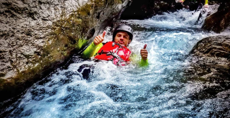 Esperienza outdoor in Toscana tra rocce acqua e natura