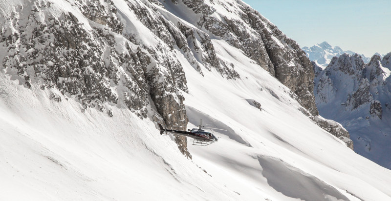 Veduta delle montagne attorno a Bolzano dall'elicottero