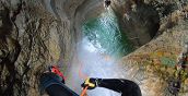 Avventura di canyoning a Tremosine con guide esperte