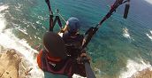 Volo in parapendio sopra la costa di Alghero con vista panoramica