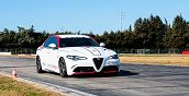 Alfa Romeo Giulia Quadrifoglio sportiva durante una sessione di guida sul circuito
