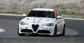 Alfa Giulia Quadrifoglio mentre affronta una curva sul circuito in Sardegna