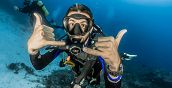 allievo subacqueo attraverso la maschera mentre sperimenta la sua prima prova di corso sub nelle acque limpide della Puglia