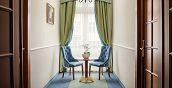 Eleganti arredi negli ambienti di Villa Smetana