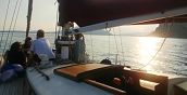 aperitivo in barca a vela lago iseo al tramonto