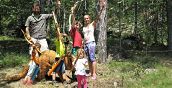Esperienza di famiglia con arco e frecce nella natura trentina
