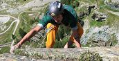 Scalatore su parete granitica in Val Masino, Lombardia
