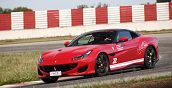 Supercar Ferrari in corsa ad alta velocità tra i cordoli dell'Autodromo di Airola