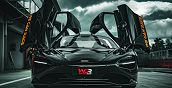 Dettaglio del muso e dei fari della McLaren 750S parcheggiata nei box di Airola
