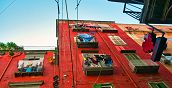 Dettagli di una facciata dei palazzi in centro a Napoli