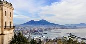 Vista panoramica di Napoli e Vesuvio
