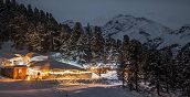 Panorama sul villaggio di neve e sul paesaggio 