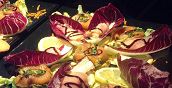Cena servita a bordo di una barca con vista mare in Sicilia