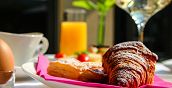 Tavola imbandita per colazione di compleanno con Prosecco