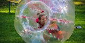 Esperienza di bubble football per addii al nubilato