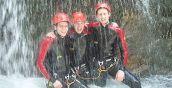 Momenti di gruppo durante l’avventura di canyoning nelle gole tirolesi