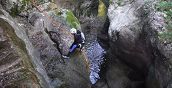 Escursionisti fanno canyoning nelle gole del Torno