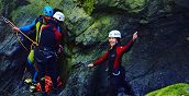 Avventurieri in discesa lungo una cascata durante il canyoning in Tirolo