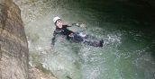 Tuffi in piscine cristalline durante il canyoning Belluno