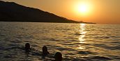 Bagno al tramonto lungo la Costa Turchina in Sicilia