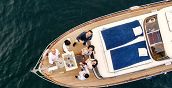 Barca in navigazione sul Lago di Como durante una cena romantica