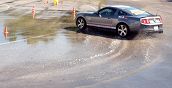 Ford Mustang che gestisce una perdita di aderenza in curva
