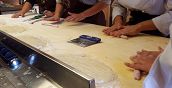 Preparazione impasto durante il corso cucina a Siena