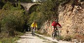 Corso MTB in Umbria sui sentieri immersi nella natura, ideale per ciclisti di ogni livello.