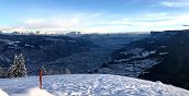 Decollo invernale con il parapendio sul Monte San Vigilio presso Merano