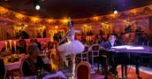 Pianista durante l'aperitivo al dinner show a Venezia