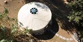 Yurta tradizionale mongola immersa nella natura toscana