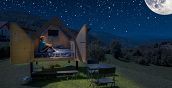 Interno della StarsBOX del Rifugio Pranolz con tetto aperto sotto il cielo stellato delle Dolomiti