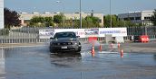Ford Mustang 4.6 V8 in derapata controllata su asfalto bagnato