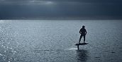 E-foil sul Lago di Garda: emozione e libertà sull'acqua