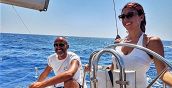 Partecipanti all'escursione in barca nel Salento, con vista sulla costa adriatica