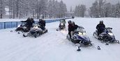 Gruppo di escursionisti in motoslitta a San Sicario