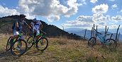 Vista sul paesaggio selvaggio durante l'escursione MTB