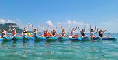 Partecipanti entusiasti dopo un'escursione SUP sul Garda