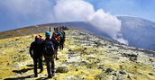 Gruppo in visita guidata sull’Etna con guida esperta