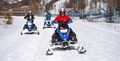 motoslitta in azione sulle piste del comprensorio Vialattea