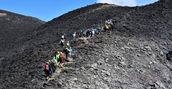 Comitiva di escursionisti sull'Etna