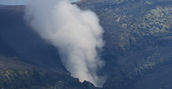 Colonna di fumo che esce dal cratere dell'Etna