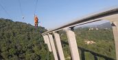 Persona in volo sulla Zipline di Veglio a 150 metri di altezza in Piemonte.