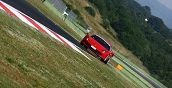 Ferrari rossa affronta una curva su una pista vicino a Milano